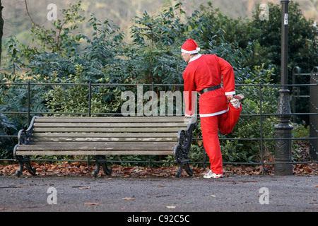 La stravagante Londra annuale Santa Run, tenutasi all'inizio di dicembre, nel Parco di Battersea, Londra, Inghilterra Foto Stock