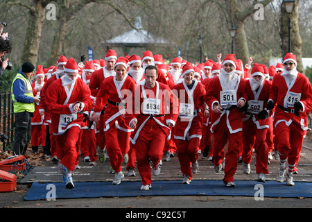 La stravagante Londra annuale Santa Run, tenutasi all'inizio di dicembre, nel Parco di Battersea, Londra, Inghilterra Foto Stock