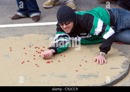 Il mondo annuale marmi campionati, svoltasi il Venerdì Santo presso il pub Greyhound a Tinsley Green, Crawley, West Sussex, in Inghilterra Foto Stock