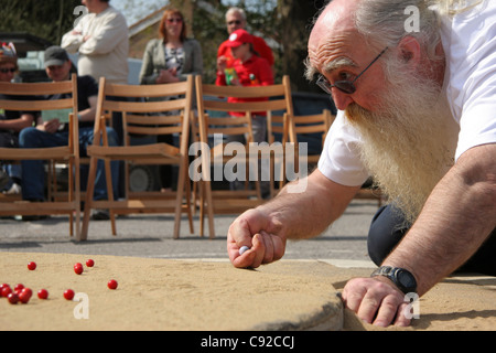 Il mondo annuale marmi campionati, svoltasi il Venerdì Santo presso il pub Greyhound a Tinsley Green, Crawley, West Sussex, in Inghilterra Foto Stock