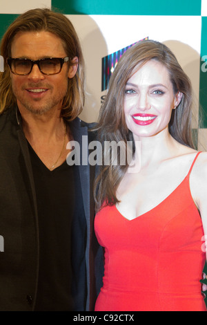 9 Novembre 2011: Tokyo, Giappone - noi attore Brad Pitt (sinistra) e US attrice Angelina Jolie (destra) frequentano il Giappone red carpet per la premiere del film 'Moneyball'. Il film sarà rilasciato in giapponese teatri dal Novembre 11. (Foto di Christopher Jue/Nippon News) Foto Stock