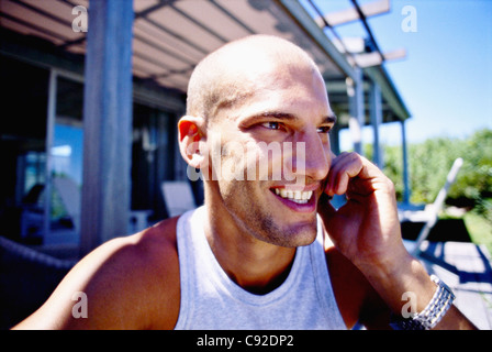 L'uomo parlando al cellulare all'aperto Foto Stock