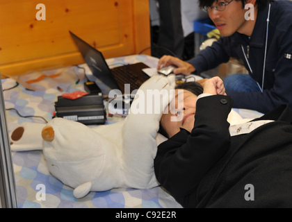 November 9, 2011, Tokyo, Giappone - 'Jukusui-kun', un robot healthcare sviluppato dalla Waseda University per la sindrome da apnea nel sonno è dimostrato durante il Robot International Exhibition 2011 che ha aperto a Tokyo il Mercoledì, 9 novembre 2011. Foto Stock