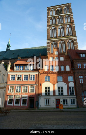 Torre del Nikolai Kirche (chiesa) che domina le case sulla piazza del mercato, Stralsund, Meclemburgo-Pomerania Occidentale, Germania. Foto Stock