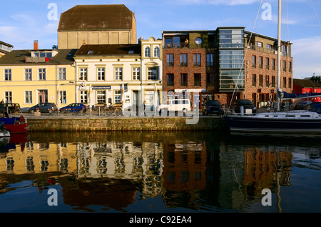 Luce della Sera nel porto canale a Stralsund, Meclemburgo-Pomerania, Germania. Foto Stock