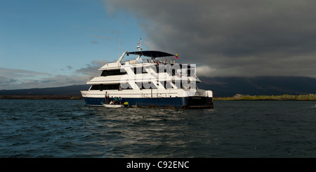 Yacht nell'Oceano Pacifico, Punta Espinoza, Fernandina Island, Isole Galapagos, Ecuador Foto Stock