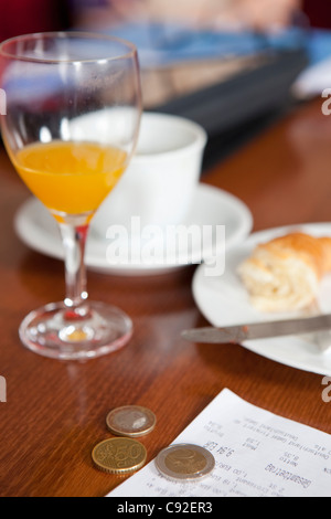 Monete metalliche in euro a sinistra come suggerimento in cafe Foto Stock