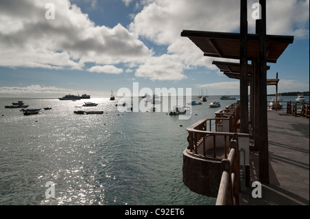 Barche in oceano, Puerto Baquerizo Moreno, San Cristobal Island, Isole Galapagos, Ecuador Foto Stock