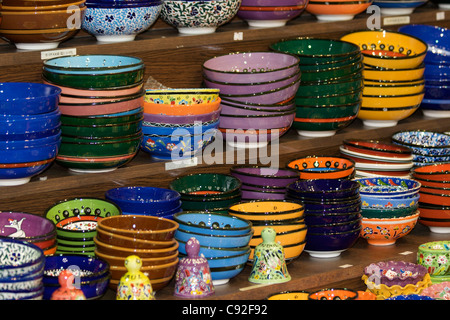 Pile di vivacemente colorate ciotole smaltate con decorazioni tradizionali in bancarelle del mercato che circonda il Bazaar delle spezie e vicino al Foto Stock