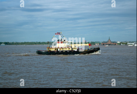 La nave 'Hayward' deriva del vaso di raccolta, U.S. Esercito di ingegneri. Ferrovia Centrale del New Jersey in background Foto Stock