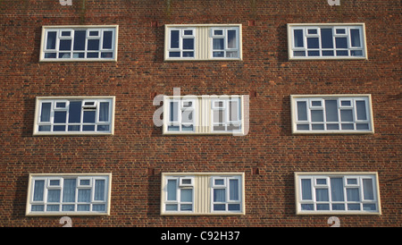 La parte esterna di un consiglio di proprietà di blocco di appartamenti nella zona nord di Londra, Inghilterra Foto Stock