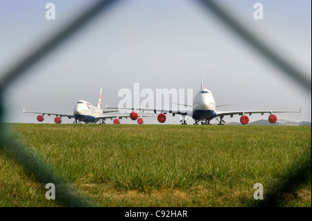 Due British Airways Boeing 747 getti passeggero con coperchi motore parcheggiato presso l'aeroporto di Cardiff Regno Unito Marzo 2009 Foto Stock