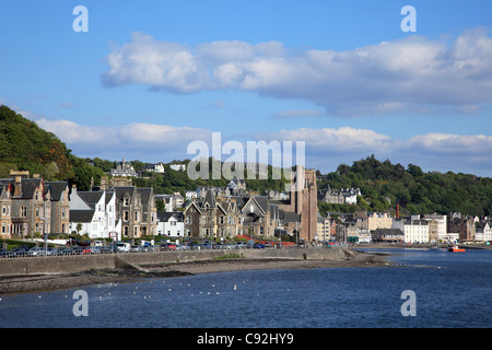 La costa ovest porto di Oban è un porto protetto e McCaig's Folly torre domina la città dalla collina della batteria. Foto Stock