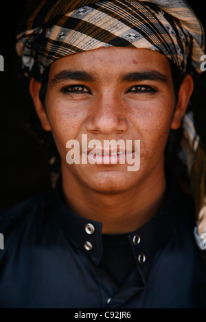 Ritratto di un giovane uomo beduino, Petra, Giordania. Foto Stock