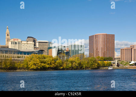 Skyline di Hartford Connecticut attraverso fiume Connecticut Foto Stock