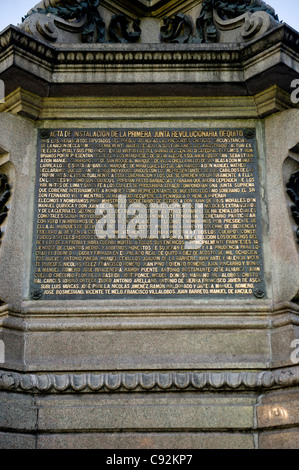 Lapide a un monumento, Plaza de Independencia, centro storico, Quito Ecuador Foto Stock