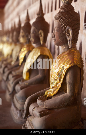 Antiche immagini di Buddha in linea il cortile la passerella al Wat Si Saket in Vientiane, Laos. Foto Stock