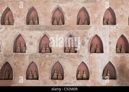 Antiche immagini di Buddha in linea il cortile del Wat Si Saket in Vientiane, Laos. Foto Stock