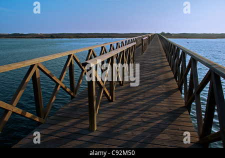 In legno ponte pedonale su Ria Formosa Lagoon Quinta do Lago Algarve Portogallo Foto Stock