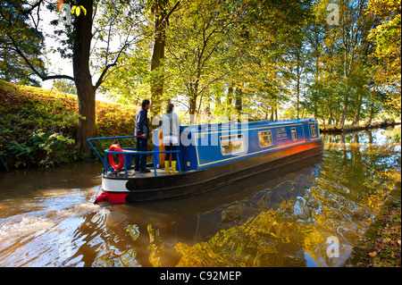 Barca stretta sulla Llangollen Canal a Ellesmere nello Shropshire, Regno Unito in autunno Foto Stock