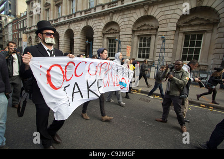 Occupare Londra manifestanti incontrare gli studenti protestano circa i tagli alla spesa pubblica e aumento delle tasse scolastiche London REGNO UNITO Foto Stock