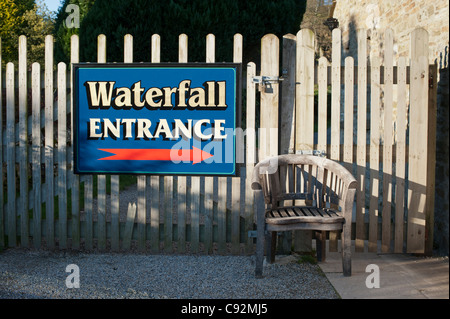 Ingresso a cascata segno in forza Hardraw Yorkshire Dales National Park England Regno Unito Foto Stock