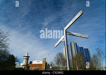 Cartello in Basingstoke rivolta verso il posto di Festival, la stazione ferroviaria e basando la vista Foto Stock