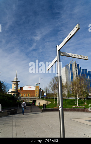 Cartello in Basingstoke rivolta verso il posto di Festival, la stazione ferroviaria e basando la vista Foto Stock