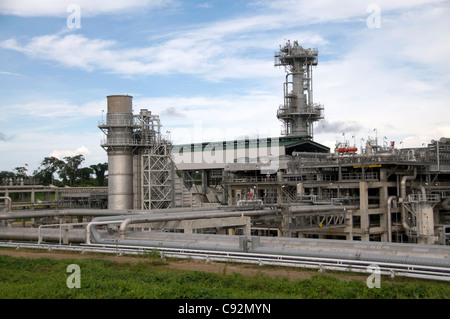 Tubazioni e vasi, Tangguh LNG Plant, liquefatto gas naturale. Vicino Babo, Papua occidentale, Indonesia, Asia Foto Stock