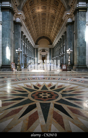 Sala dei passi perduti del Capitol nazionale a l'Avana, Cuba. Il diamante replica a chilometro zero è visto in primo piano. Foto Stock