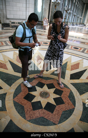 I turisti scattare foto del diamante replica a chilometro zero nella sala principale del Capitol nazionale a l'Avana, Cuba. Foto Stock