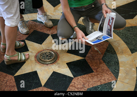 I turisti esaminare il diamante replica a chilometro zero nella sala principale del Capitol nazionale a l'Avana, Cuba. Foto Stock