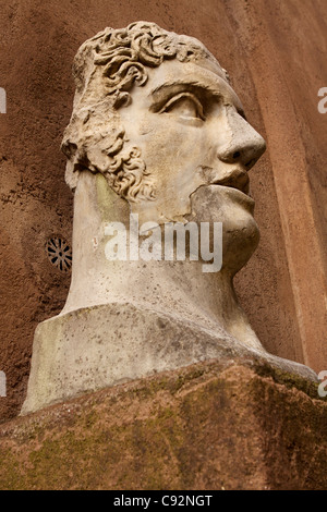 Busto di pietra di un imperatore romano situato entro il Castel Sant'Angelo originariamente costruito nel 135 da Adriano come suo Foto Stock