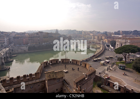 Vista da Castel Sant'Angelo guardando attraverso le fortificazioni verso il Tevere (Tevere) con Ponte Vittorio Emanuele II in Foto Stock