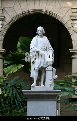 Monumento a Cristoforo Colombo nel cortile del Museo de la Ciudad in Plaza de Armas in Avana, Cuba. Foto Stock