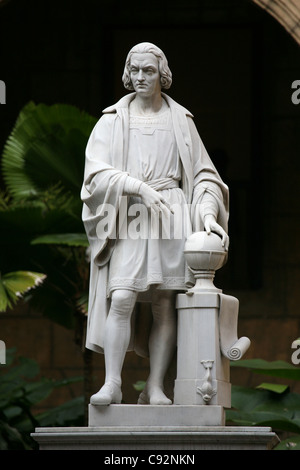 Monumento a Cristoforo Colombo nel cortile del Museo de la Ciudad in Plaza de Armas in Avana, Cuba. Foto Stock