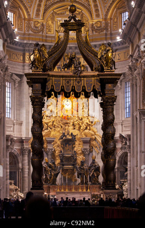 Gian Lorenzo Bernini Baldacchino (Baldacchino) - una grande barocco bronzo scolpite baldacchino di 927 tonnellate di bronzo scuro Foto Stock