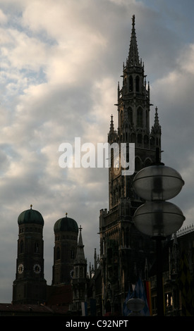 Cattedrale Frauenkirche e il Neues Rathaus (Municipio nuovo) a piazza Marienplatz a Monaco di Baviera, Germania. Foto Stock