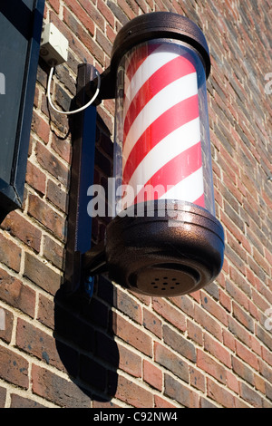 Striping tradizionale barbieri pole al di fuori di una mens Barber shop Foto Stock