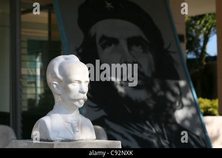 Busto di cubano eroe nazionale Jose Marti e ritratto di Ernesto Che Guevara in Varadero Resort, Cuba. Foto Stock