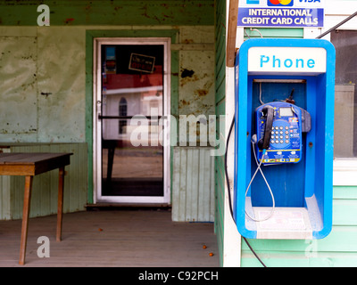 Cabina telefonica al di fuori del negozio nel west end, Roatan, Honduras Foto Stock