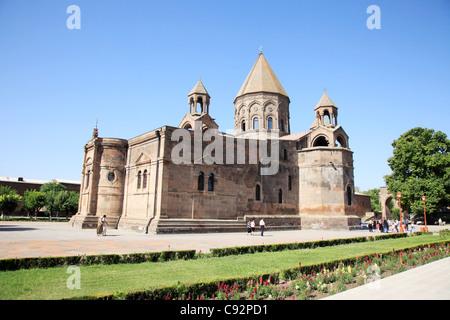 Mother Cathedral of Holy Etchmiadzin è un quarto secolo chiesa armena, e il più importante luogo di culto in Armenia. Foto Stock