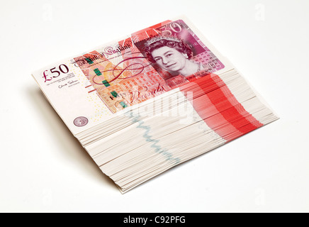 50 pound valuta britannica di banconote 50 sterline in contanti ricchi ricchi di pila Foto Stock