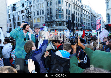 Un membro di Liverpool studenti europea dà una parola alla fine della marcia di protesta contro la sorge in tasse e contributi e finanziamenti al settore dell'istruzione. Moorgate, Londra, Regno Unito. 9 novembre 2011. Foto: Graham M. Lawrence. Foto Stock