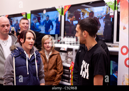 Dinamo incontra tifosi in attesa presso la Asda, Spondon, Regno Unito sul rilascio dei suoi mago DVD impossibile. Ventole aspettato fino a 5 ore per vedere lui. Foto Stock