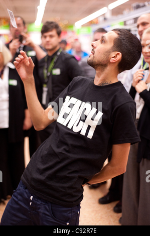 Dinamo incontra tifosi in attesa presso la Asda, Spondon, Regno Unito sul rilascio dei suoi mago DVD impossibile. Ventole aspettato fino a 5 ore per vedere lui. Foto Stock