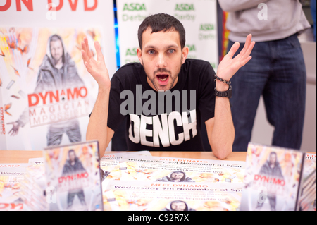 Dinamo incontra tifosi in attesa presso la Asda, Spondon, Regno Unito sul rilascio dei suoi mago DVD impossibile. Ventole aspettato fino a 5 ore per vedere lui. Foto Stock