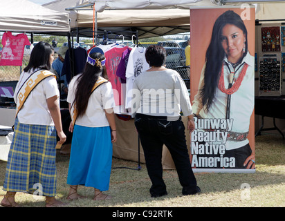 Scottsdale, Arizona - Partecipanti all'inter-tribal Montagna Rossa Eagle Powwow tenutosi presso la Pima-Maricopa comunità indiana. Foto Stock