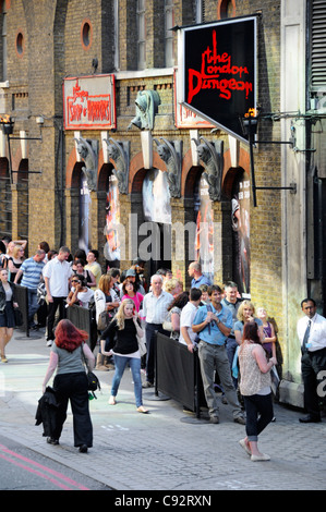 Guardando verso il basso il gruppo di persone in attesa in linea in coda per acquistare i biglietti per entrare il London Dungeon attrazione turistica Tooley Street Londra Inghilterra REGNO UNITO Foto Stock