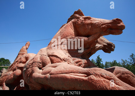 Una statua del re Argishtis ho di Urartu, fondatore del sito di moderno-giorno Yerevan, sorge di fronte al Museo Erebuni. Foto Stock